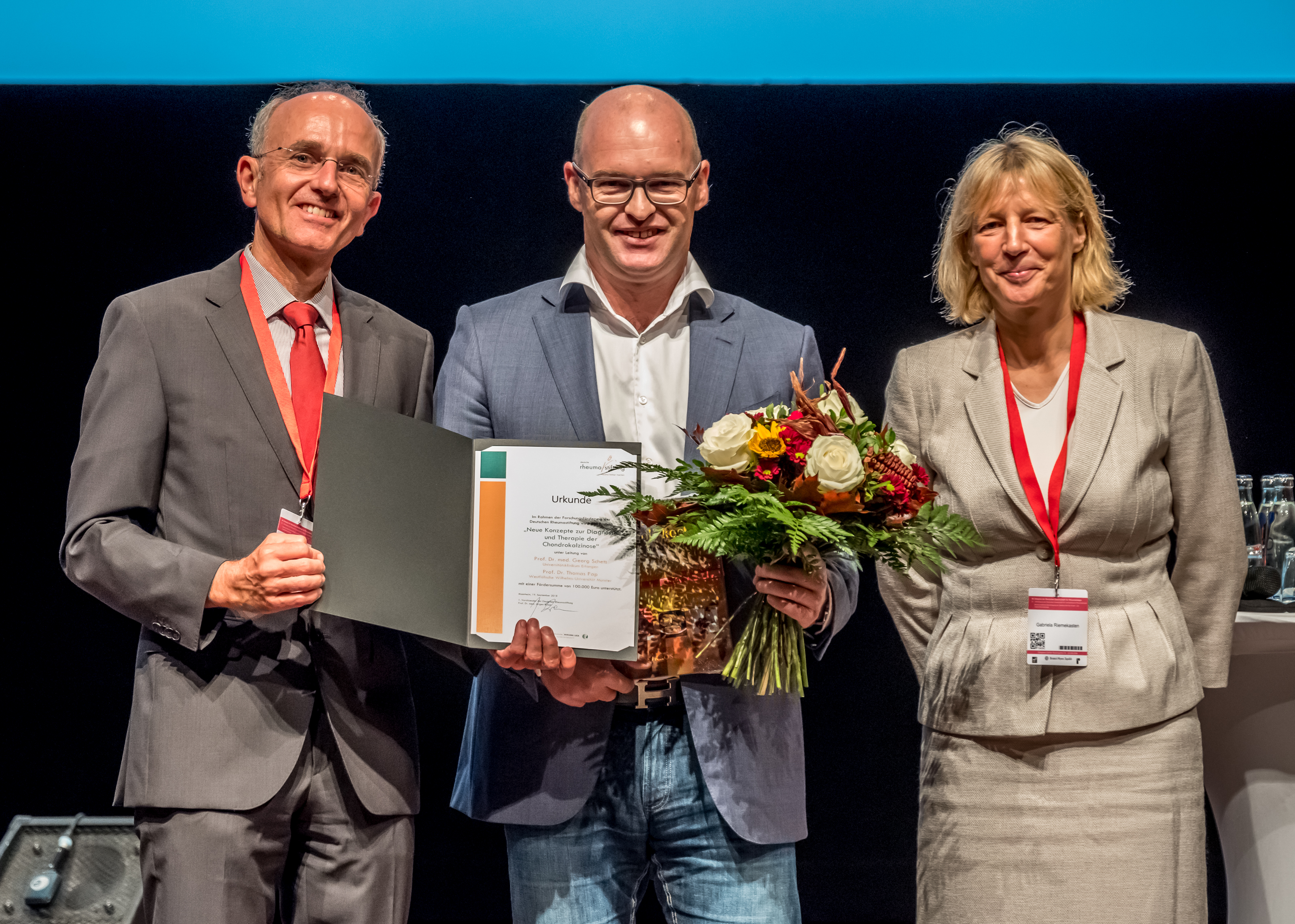 Preisverleihung zum Projekt „Crondrokalzinosen“ auf dem Kongress der DGRh: Prof. Dr. Hans-Martin Lorenz, Prof. Dr. Thomas Schett, Prof. Dr. Gabriela Riemekasten