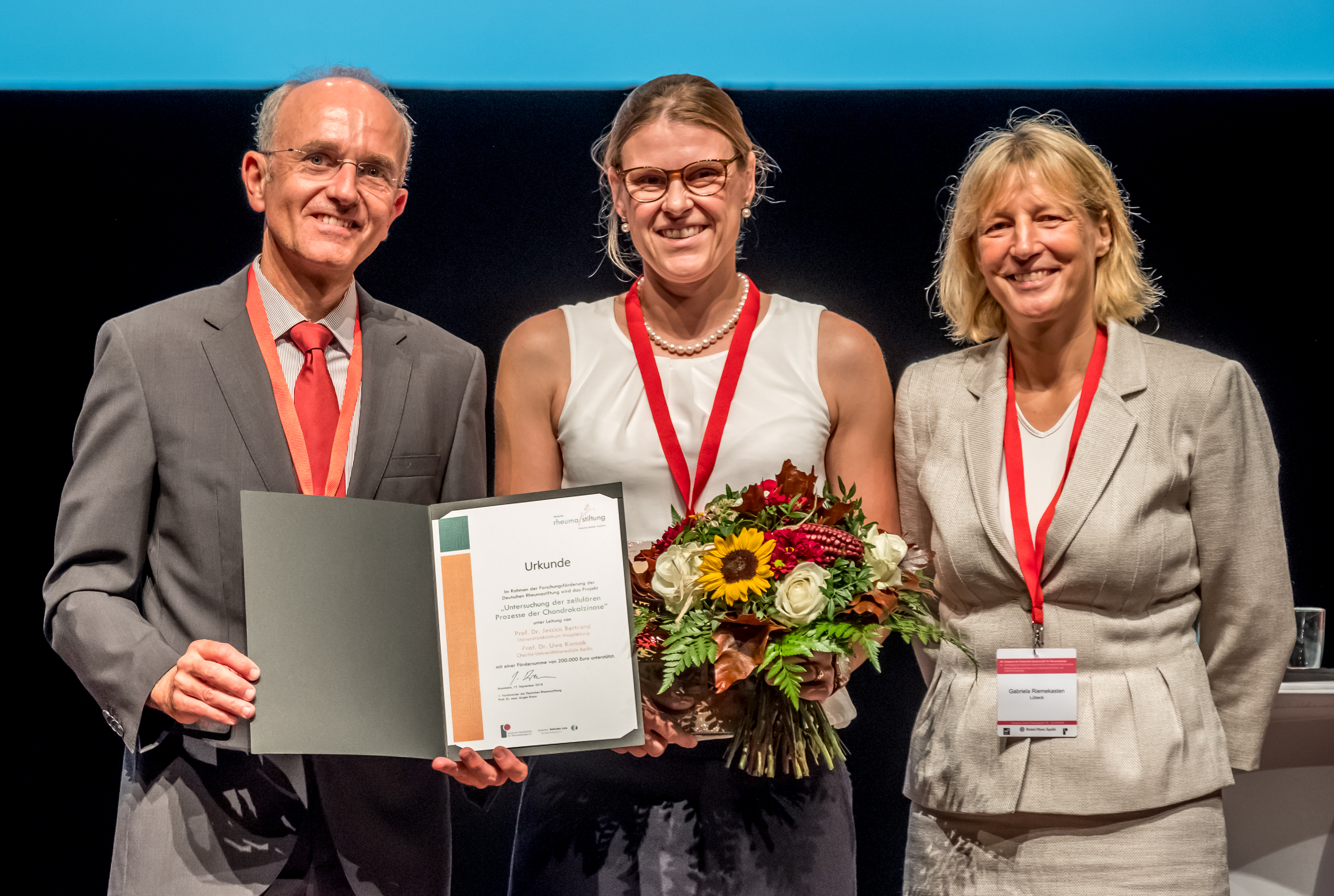 Preisverleihung zum Projekt „Crondrokalzinosen“ auf dem Kongress der DGRh: Prof. Dr. Hans-Martin Lorenz, Prof. Dr. Jessica Bertrand, Prof. Dr. Gabriela Riemekasten
